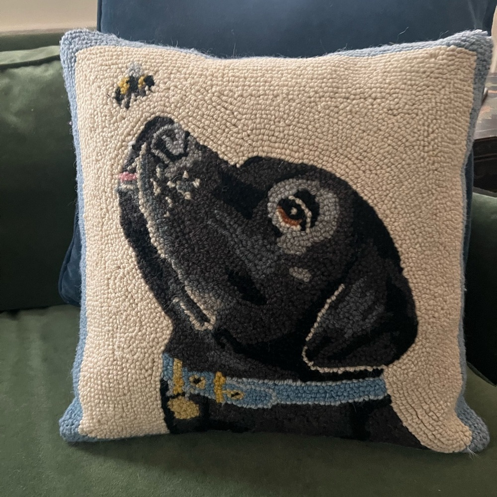 Wool Hooked Black Labrador With Bee Pillow Cover Velvet Back 16” Square - Picture 3 of 6